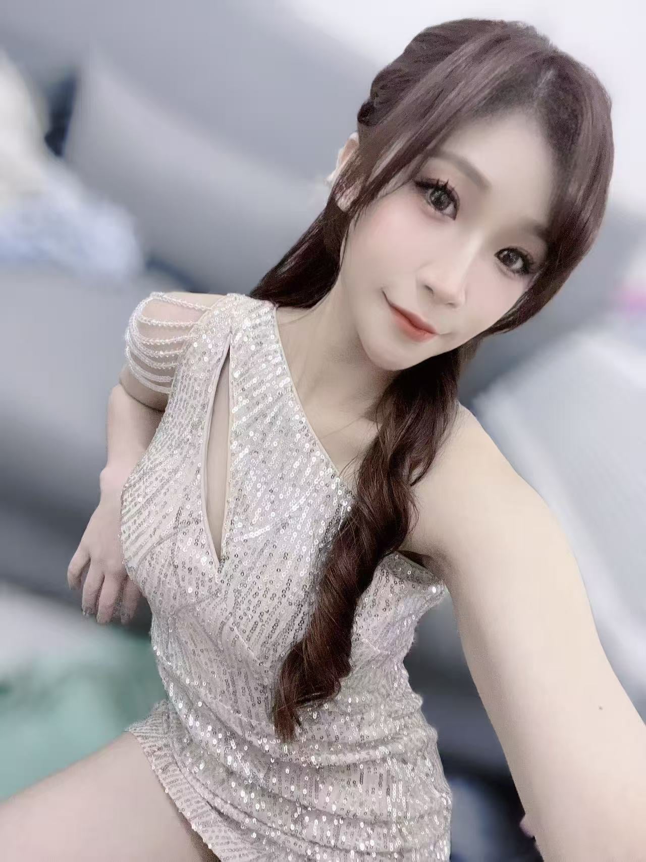 小楊傳播個人站傳播公關-柔柔展示照片，以精品禮服風格呈現台中KTV聚會安排的形象參考。